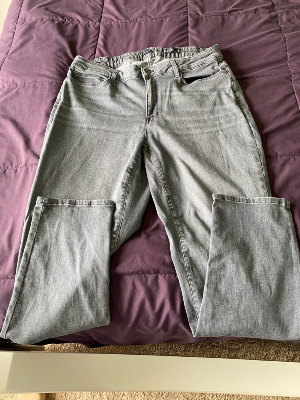 Women’s Light Grey Straight-Leg Jeans – Classic Everyday Fit